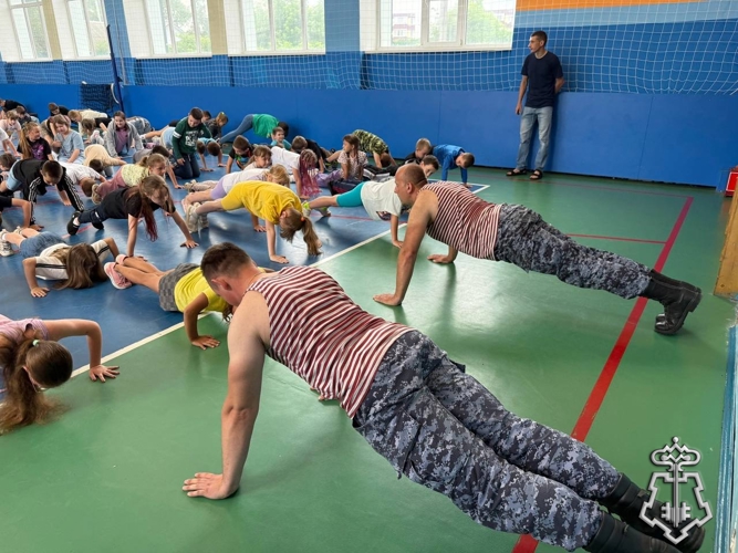 В рамках ведомственной акции «Каникулы с Росгвардией» белгородские росгвардейцы проводят уроки безопасности в школьных лагерях