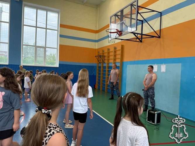 В рамках ведомственной акции «Каникулы с Росгвардией» белгородские росгвардейцы проводят уроки безопасности в школьных лагерях