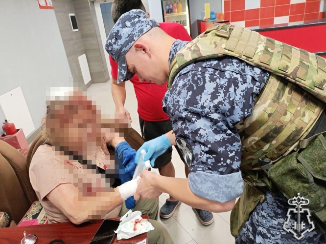 БЕЛГОРОДСКИЕ РОСГВАРДЕЙЦЫ ОКАЗАЛИ ПОМОЩЬ ПОСТРАДАВШЕЙ В РЕЗУЛЬТАТЕ АТАКИ ДРОНА ВСУ ЖЕНЩИНЕ