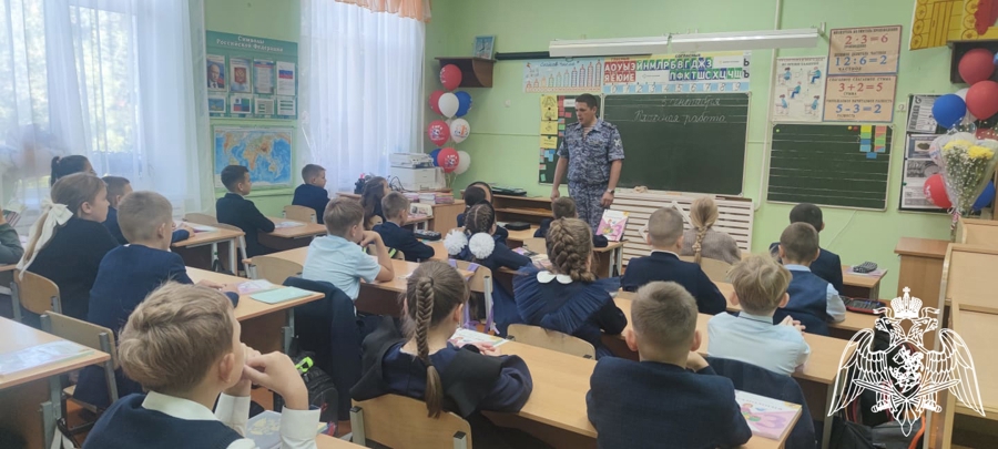 В БЕЛГОРОДСКОЙ ОБЛАСТИ СОТРУДНИКИ ВНЕВЕДОМСТВЕННОЙ ОХРАНЫ РОСГВАРДИИ ПРОВОДЯТ «УРОКИ МУЖЕСТВА», ПОСВЯЩЕННЫЕ ДНЮ СОЛИДАРНОСТИ В БОРЬБЕ С ТЕРРОРИЗМОМ
