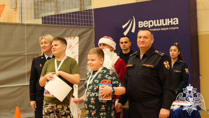 Росгвардейский «Дед Мороз специального назначения» устроил праздник для воспитанников Центра «Вершина» в Белгороде