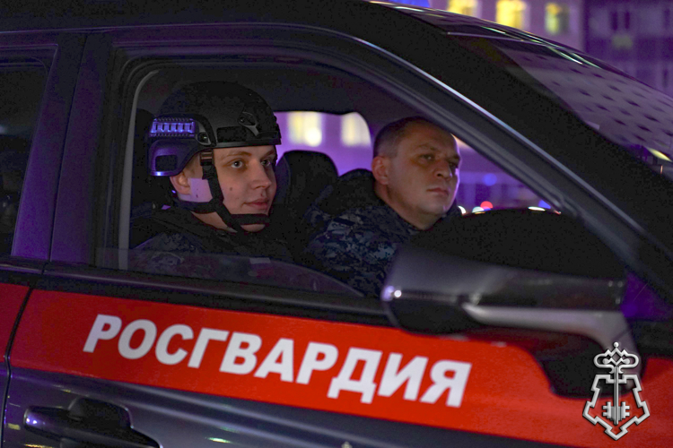 Сотрудники вневедомственной охраны Росгвардии провели флешмоб, посвященный Году единства народов России