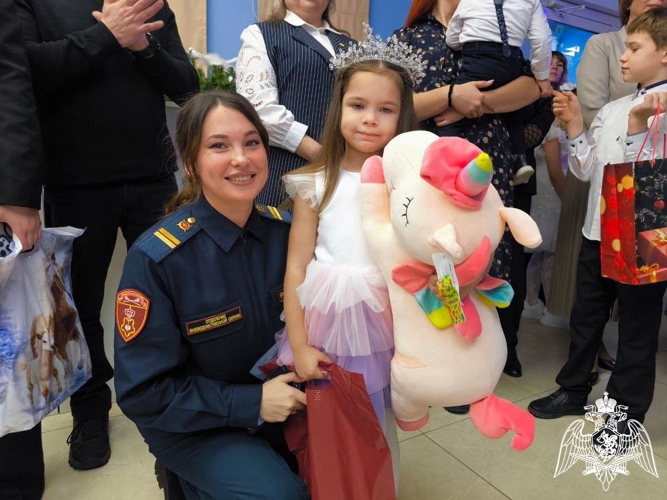 Сразу три детских новогодних желания исполнили сотрудники вневедомственной охраны Росгвардии в Новом Осколе