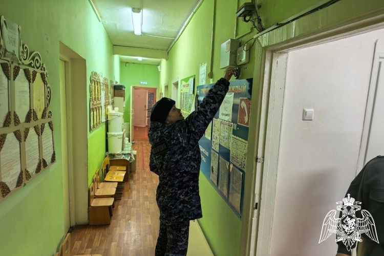 Росгвардейцы в составе межведомственной комиссии проверили антитеррористическую защищенность школ на территории Шебекинского муниципального округа
