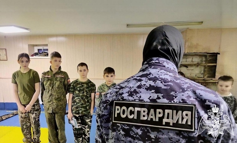 В Белгородской области росгвардейцы провели урок безопасности для воспитанников ВПК в рамках акции «Дни Росгвардии»