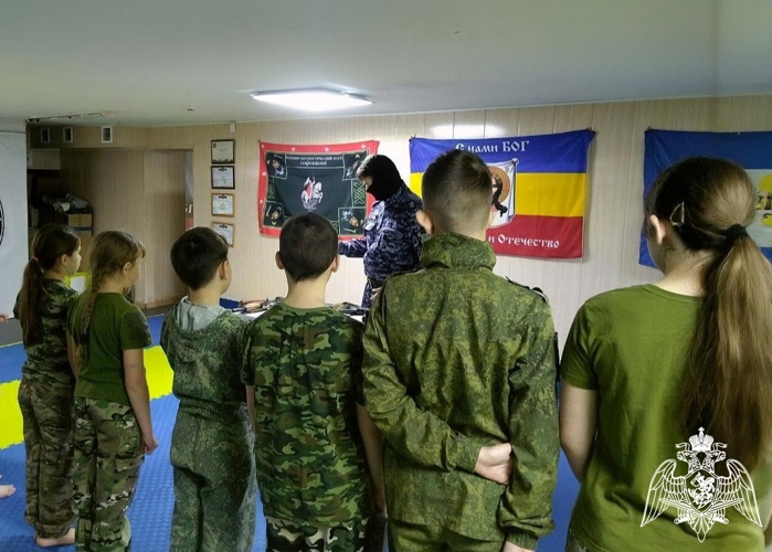 В Белгородской области росгвардейцы провели урок безопасности для воспитанников ВПК в рамках акции «Дни Росгвардии»