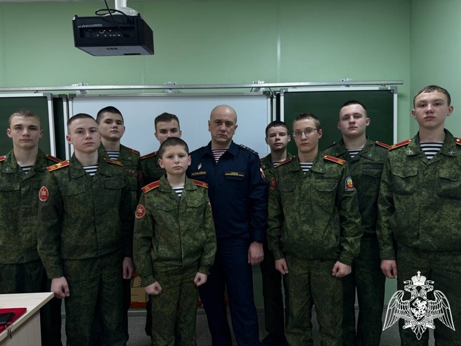 Урок мужества с офицером вневедомственной охраны Росгвардии прошел для кадетов Новооскольского района