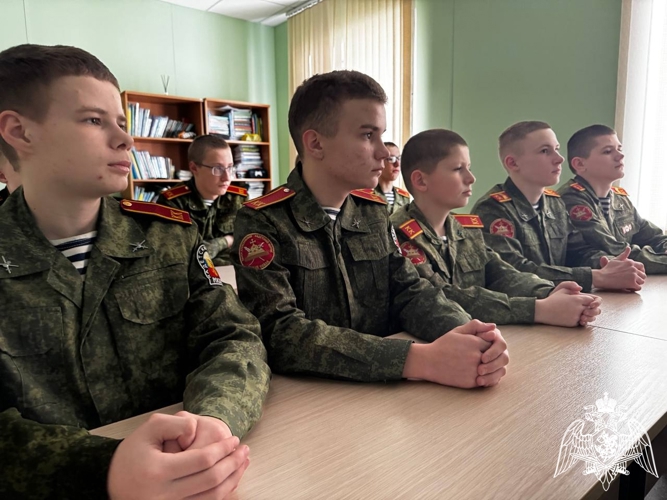Урок мужества с офицером вневедомственной охраны Росгвардии прошел для кадетов Новооскольского района