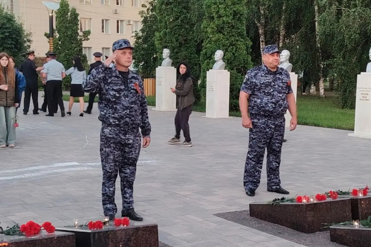 Сотрудники Росгвардии приняли участие во всероссийской акции «Свеча памяти» в Белгородской области