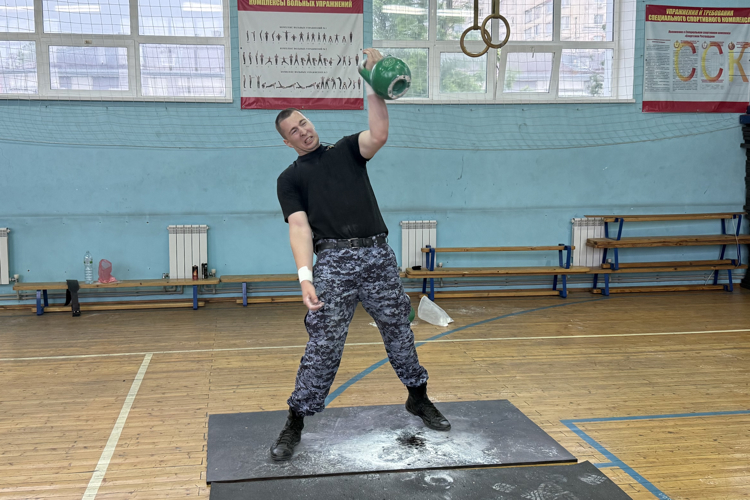  Белгородские сотрудники вневедомственной охраны стали призерами соревнований по армейскому гиревому рывку управления Росгвардии по Белгородской области
