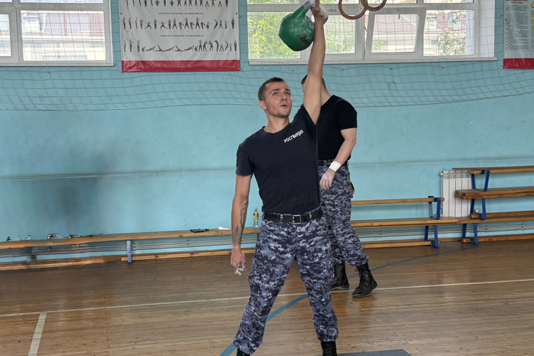  Белгородские сотрудники вневедомственной охраны стали призерами соревнований по армейскому гиревому рывку управления Росгвардии по Белгородской области