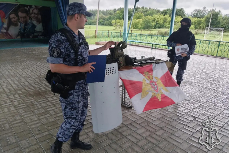 Старооскольские росгвардейцы провели урок безопасности в детском лагере «Лесная поляна»