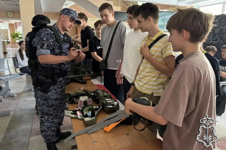 Ведомственная акция «Каникулы с Росгвардией» прошла в пришкольном лагере Старого Оскола
