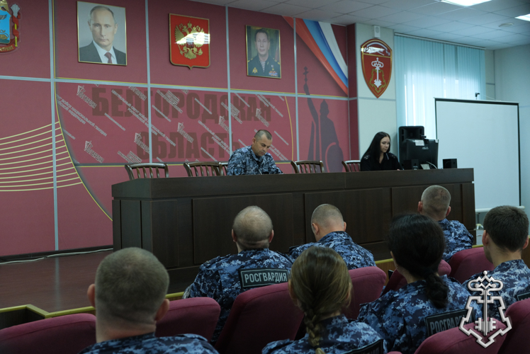 В Белгороде инспектор ГИБДД провела с сотрудниками Росгвардии беседу по профилактике аварийности