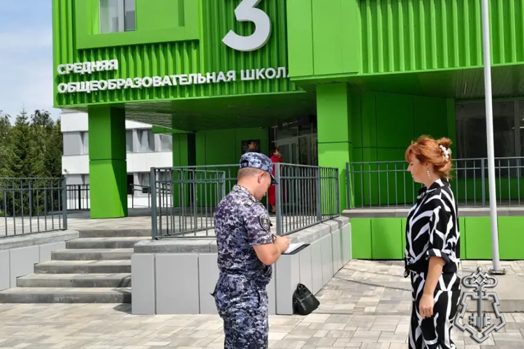  Росгвардейцы проверяют готовность школ к началу учебного года в Яковлевском и Прохоровском округах
