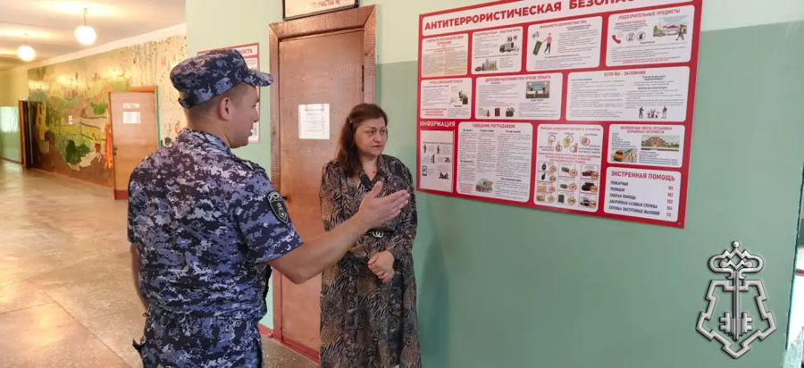  Росгвардейцы проверяют готовность школ к началу учебного года в Яковлевском и Прохоровском округах