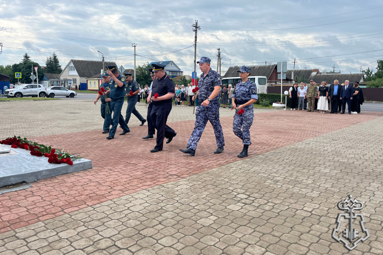  «Память о подвиге жива»: росгвардейцы Нового Оскола отдали дань уважения героям Курской дуги