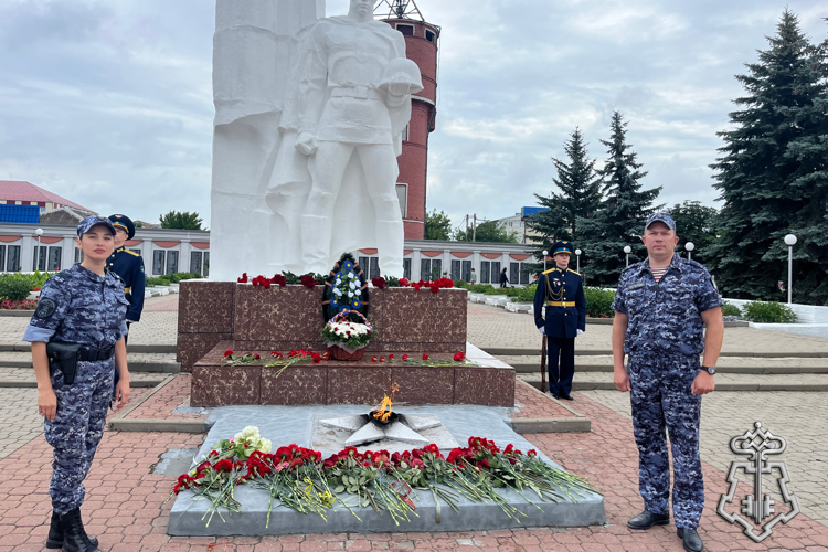  «Память о подвиге жива»: росгвардейцы Нового Оскола отдали дань уважения героям Курской дуги