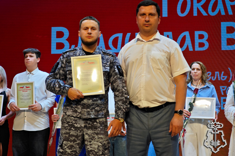  Белгородским сотрудникам Росгвардии вручили награды за вклад в реализацию молодёжной политики