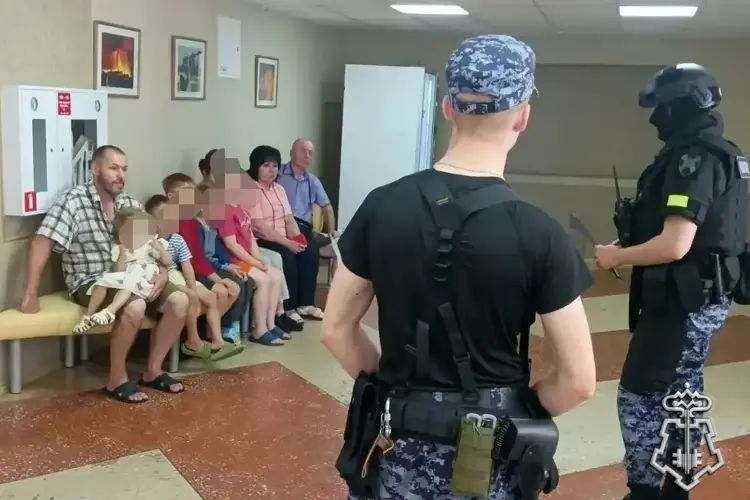 Белгородские росгвардейцы провели урок безопасности для эвакуированных детей