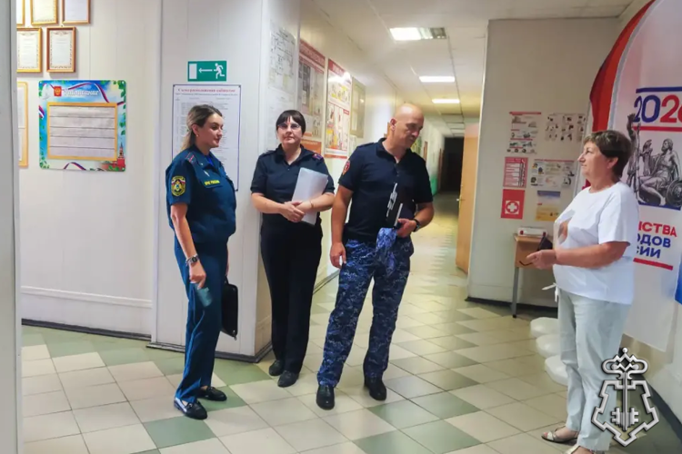  Росгвардейцы проверяют готовность школ к новому учебному году в Губкинском и Новооскольском округах