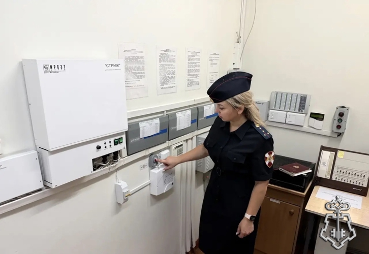 В Старом Осколе сотрудники Росгвардии приняли участие в приемке школ к новому учебному году