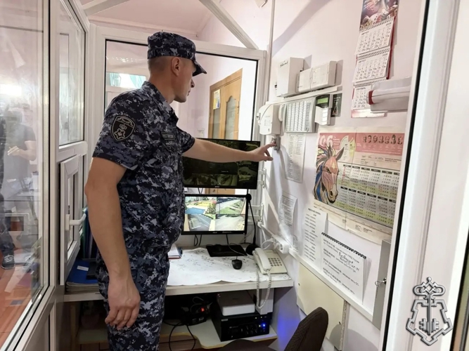 В Старом Осколе сотрудники Росгвардии приняли участие в приемке школ к новому учебному году