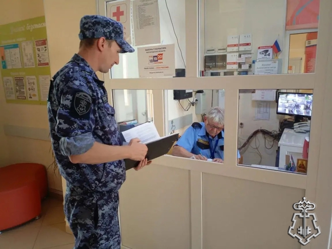  Росгвардейцы проверяют готовность школ к новому учебному году в Губкинском и Новооскольском округах
