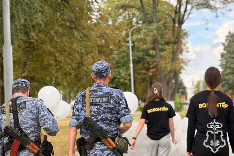 Белгородские росгвардейцы приняли участие в акции «Белые шары: вечная память о Беслане» в Губкине