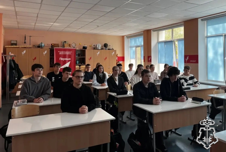 Росгвардеец провёл урок безопасности и профориентации в новооскольской школе