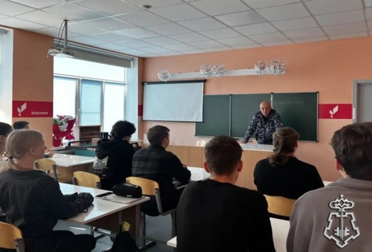 Росгвардеец провёл урок безопасности и профориентации в новооскольской школе 