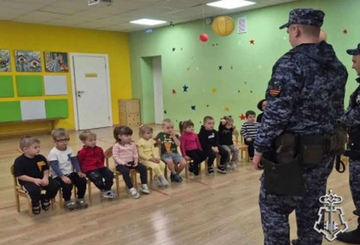 В рамках акции «Дни с Росгвардией» росгвардейцы навестили воспитанников детского сада «Ягодка» в Борисовке