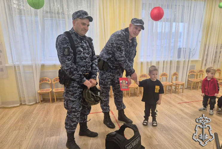 В рамках акции «Дни с Росгвардией» росгвардейцы навестили воспитанников детского сада «Ягодка» в Борисовке