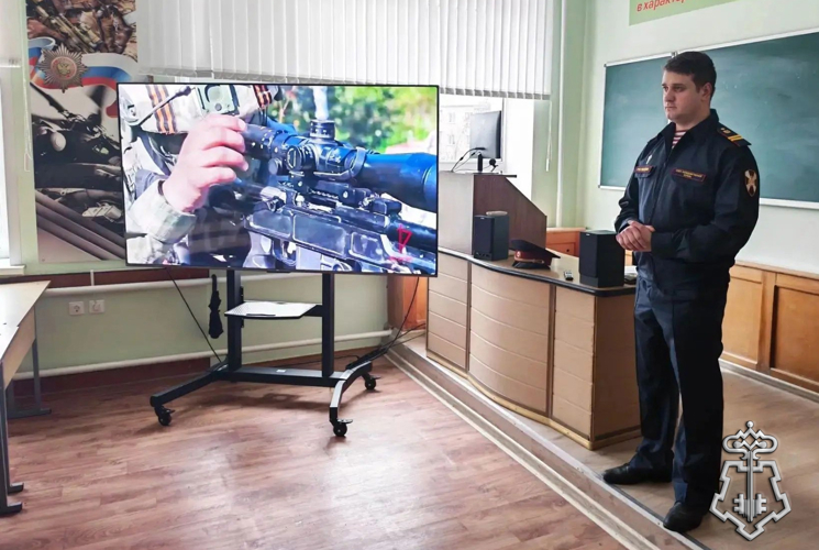 В рамках акции «Вместе безопасно» росгвардейцы знакомят белгородских студентов с работой вневедомственной охраны