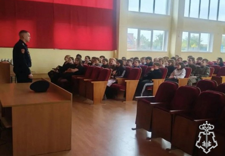 В рамках акции «Каникулы с Росгвардией» сотрудник вневедомственной охраны провел урок безопасности для школьников Прохоровского округа