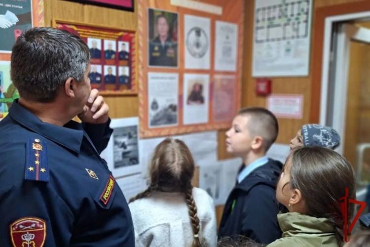 В рамках акции «К папе на работу» росгвардейцы организовали экскурсию для школьников села Быковка
